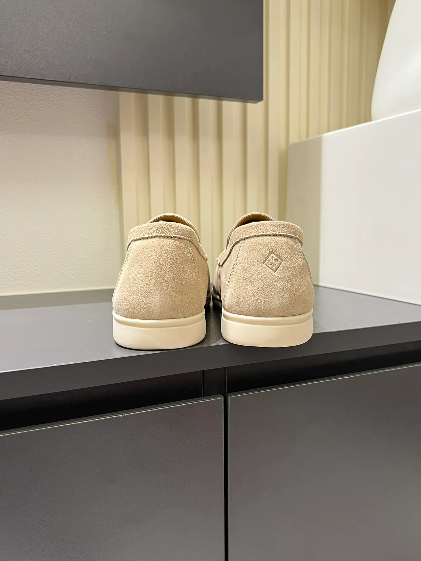 Men's shoes 💰p360 "Loro men's shoes 💰pian'*" Classic L men's shoes for couples 💰p Top version British flat loafers, a must-have item in old money style, the minimalist design is eye-catching and durable, a plus point for dressing The soft foot feel and texture are outstanding. They don’t scratch your feet and are very nice. They are matched with soft and waxy soles. They can be worn daily for a long time without getting tired. They are easy to wear, versatile and classic items, with perfect foot feel and texture! Imported cashmere fabric, the lining is made of imported A-grade water-dyed cow lining, the top version of the genuine leather midsole is sewn with pure handmade mark thread! Size: Female 35-40 (34. Customized) Male 38-44 (45.46. Customized)